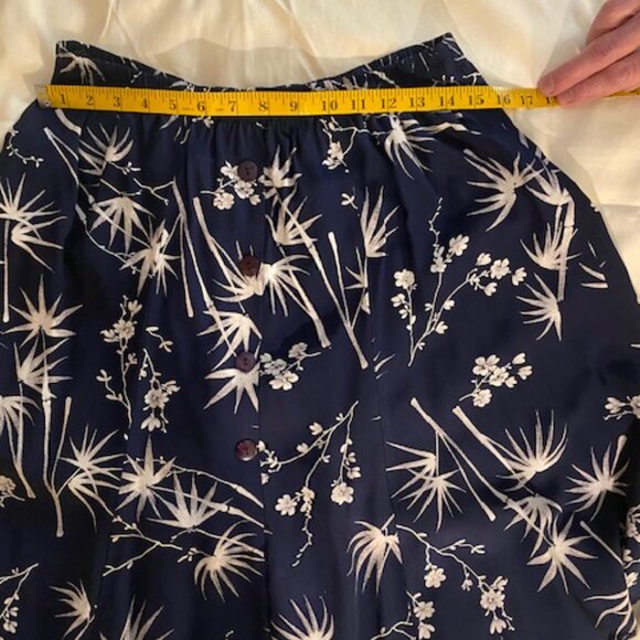 Abifel (European) Short (just above the knee) Skirt L/L+ in rich Navy/White - Picture 11 of 11